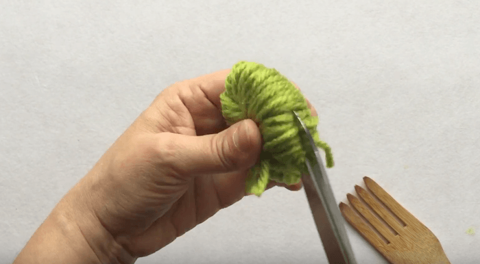 telas divinas-hacer pompones de lana-8